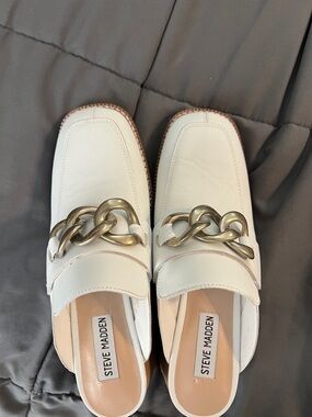 Steve Madden White Leather Mules with Oversized Gold Chain